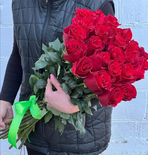 "Севилья"- букет из красных роз с доставкой по городу по Цигломени