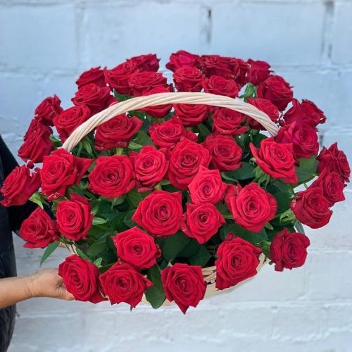 Корзина 51 красная роза - купить с доставкой в интернет-магазине | Флорист Экспресс по Цигломени